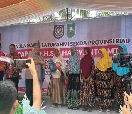 Sekda Riau, SF Hariyanto silaturahmi dengan masyarakat Sontang, Rokan Hulu (foto/Yuni)